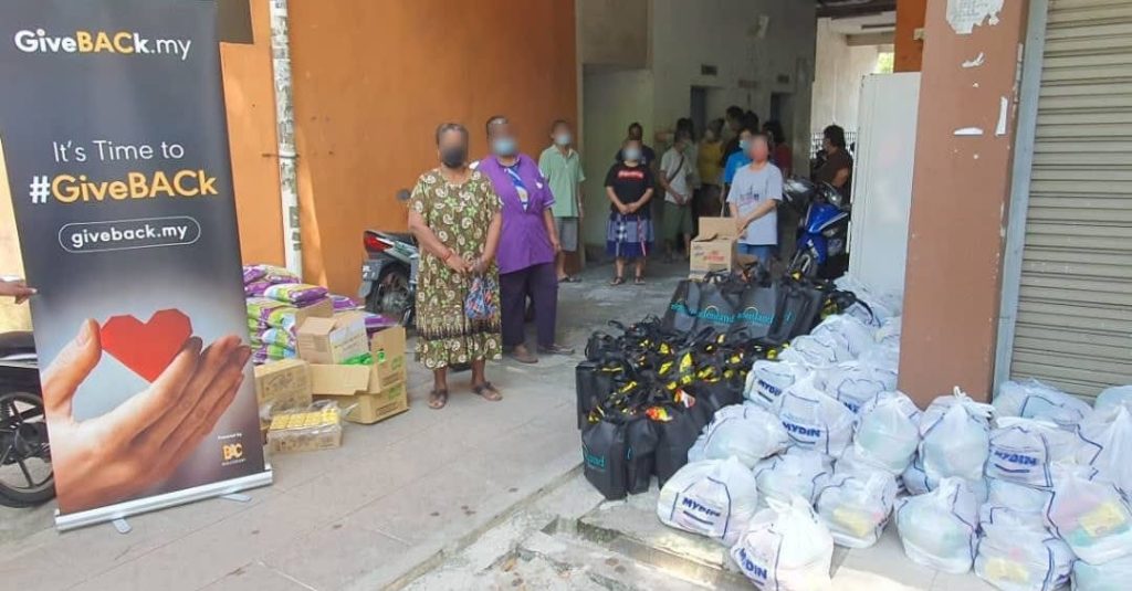 Families in PPR Pangsapuri Seroja Receive Much - Needed Food Aid