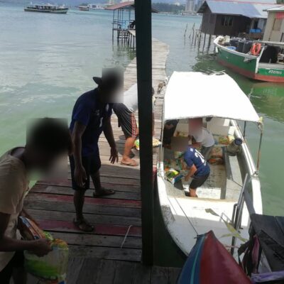 Families in Pulau Gaya Receive Food Aid from FreeMakan