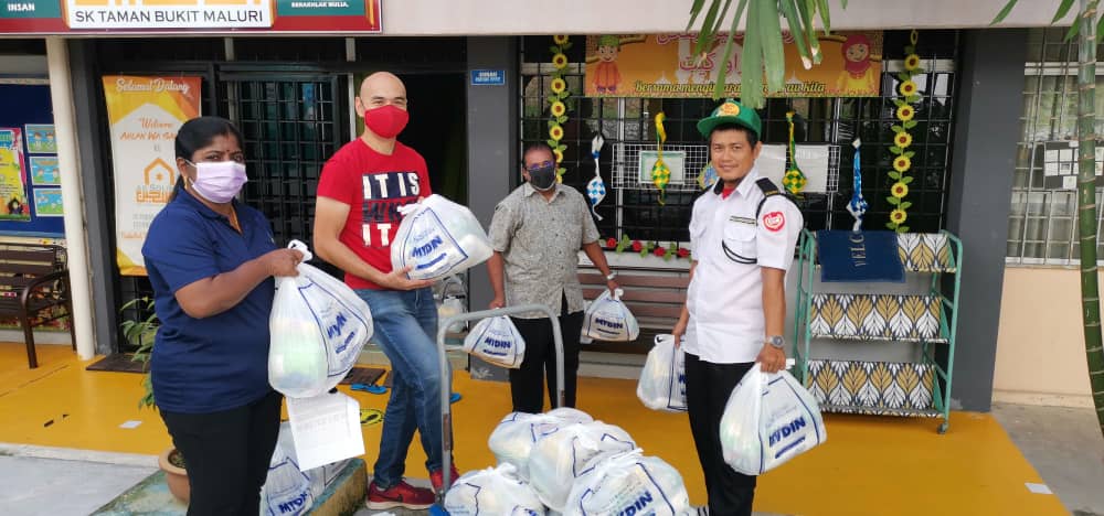 SK Taman Bukit Maluri PTA Organises Food Aid Under FreeMakan