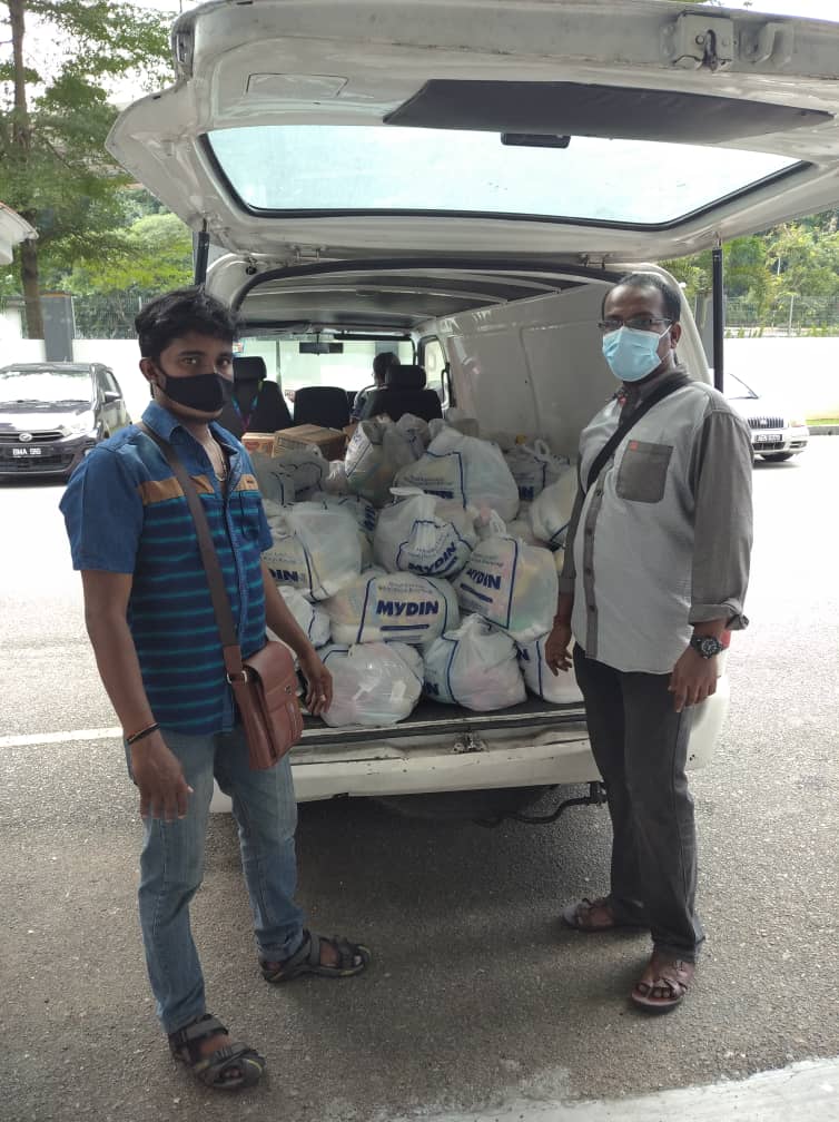STROM Distributes 200 Packs Of Groceries to Sri Lankan Refugees