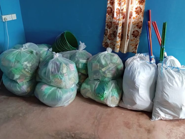 Essential Clothing Delivered to 300 Flood Victims in Mannar & Kalpitiya