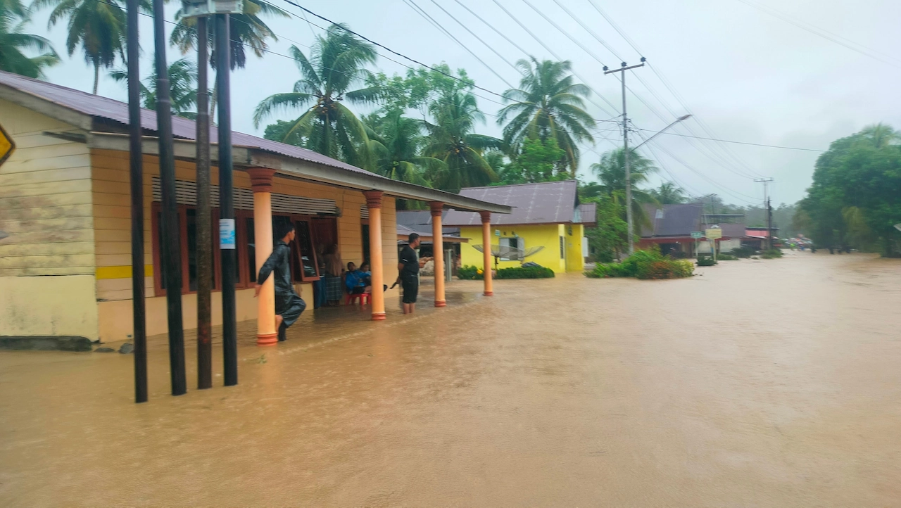 Rekaweb.com Sdn Bhd Donates RM10,000 to Support Flood-Hit Families